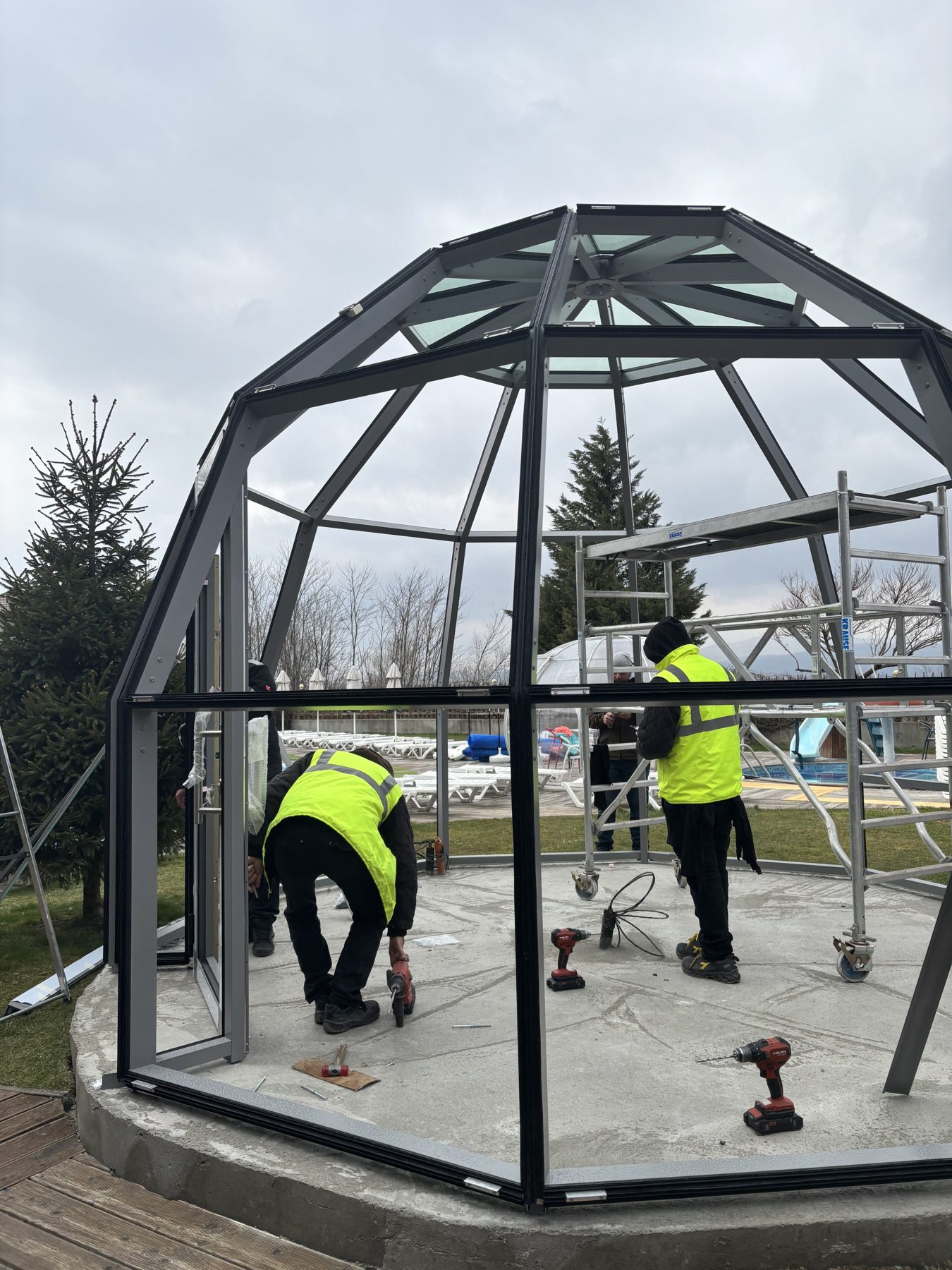 The installation: the aluminium frame goes together on site