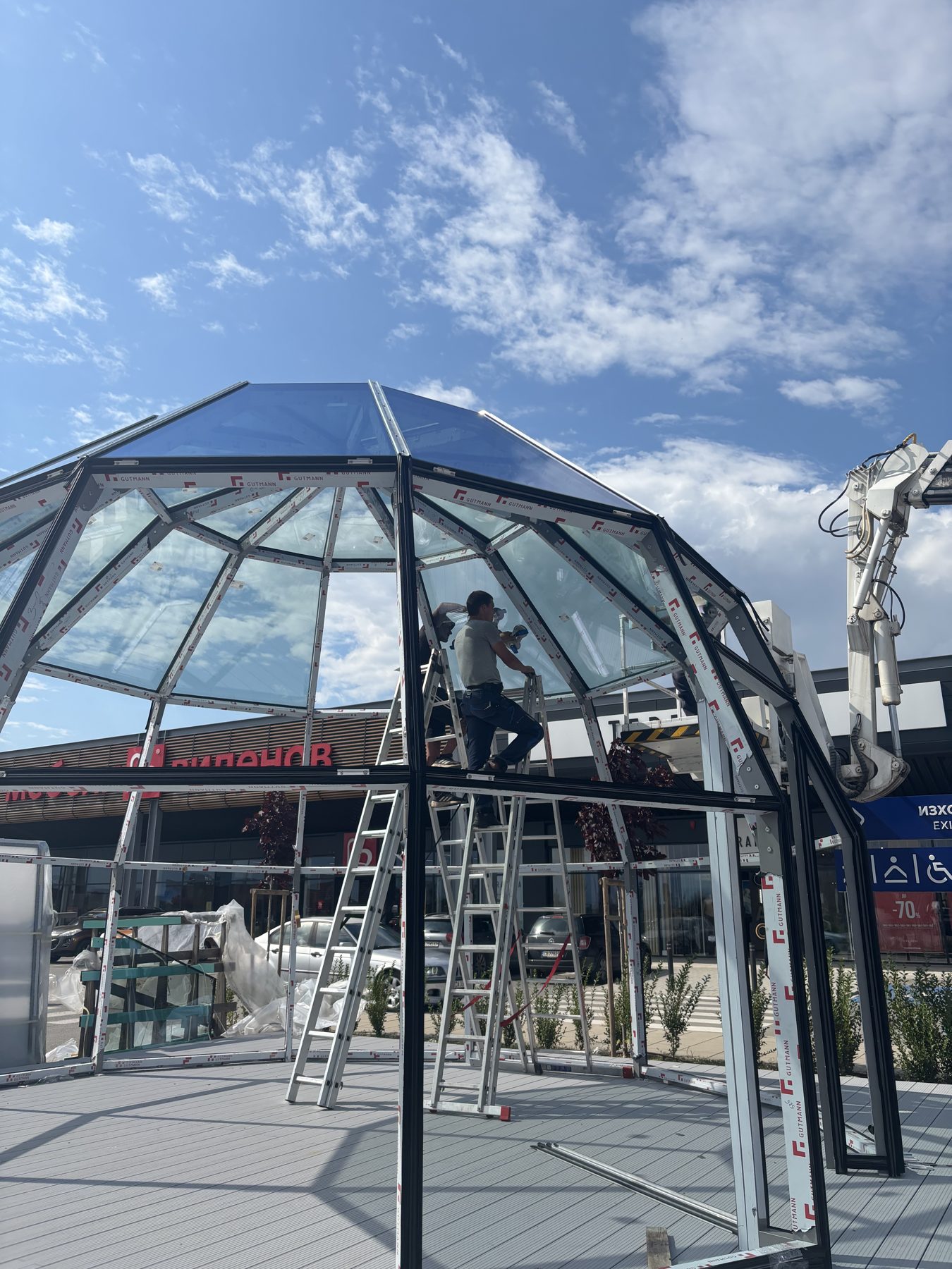 Setting the glazing: each field is glass up to 730 kg